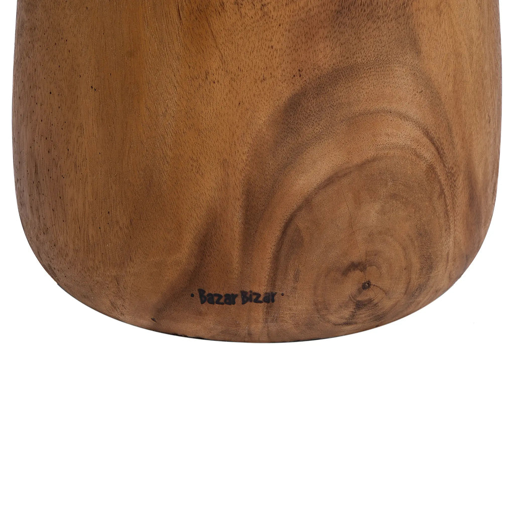 De Anthia Kruk - Naturel Bazar Bizar Deze prachtige handgemaakte kruk is volledig gemaakt van suarhout. Dit hout vertoont intense patronen en kleurvariaties die het echt een uniek meubelstuk maken. Het ronde ontwerp geeft het een zekere elegantie, terwijl