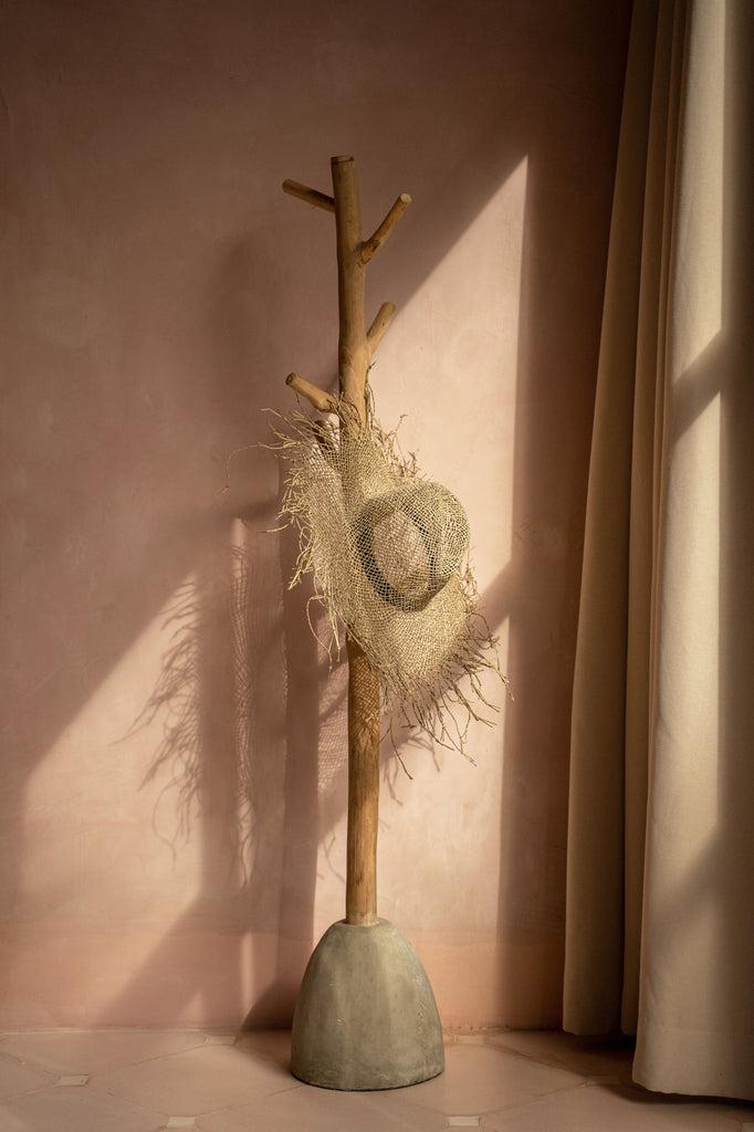 Stijlvolle natuurlijke zeegras hoed met bandana lint aan houten kapstok, perfecte zomer accessoire voor zonnige dagen.