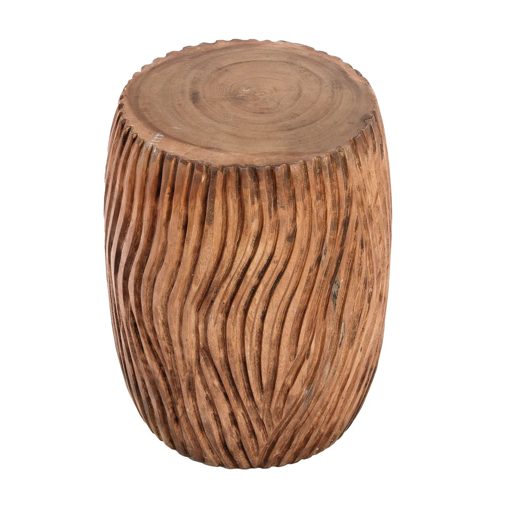 De Celebes Kruk - Naturel Bazar Bizar De Celebes kruk is een prachtige handgemaakte kruk van Indonesisch suarhout. De stevige constructie heeft een donkere houten afwerking, plus zorgvuldig vervaardigd houtsnijwerk dat lijkt op de ringen van een boom. Gem