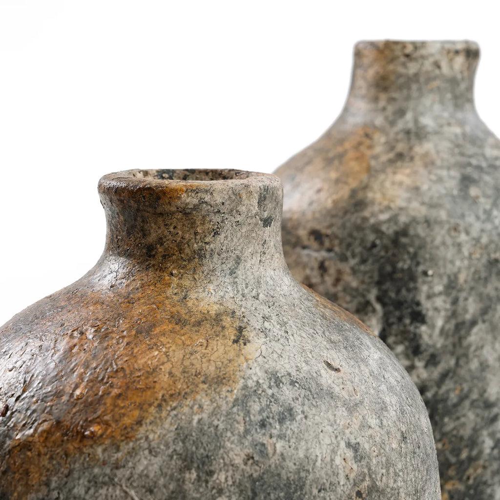 De Classy Vaas - Antiek Grijs - L Bazar Bizar Deze uniek gevormde vaas is gemaakt van terracotta en heeft een mooie mix van kleuren en texturen. Verkrijgbaar in twee maten. Deze organische vaas is perfect om (gedroogde) bloemen in te zetten in je woonkame