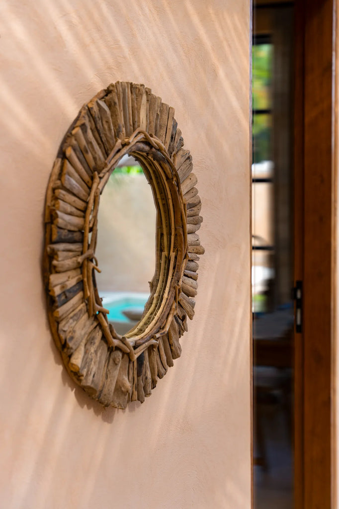 De Driftwood Crown Spiegel - M Bazar Bizar Deze prachtige spiegel is gemaakt door stukken drijfhout te verzamelen en ze rond het ronde glas in het midden te plaatsen. Geen enkele spiegel is precies hetzelfde!Er zijn nog twee andere ontwerpen verkrijgbaar