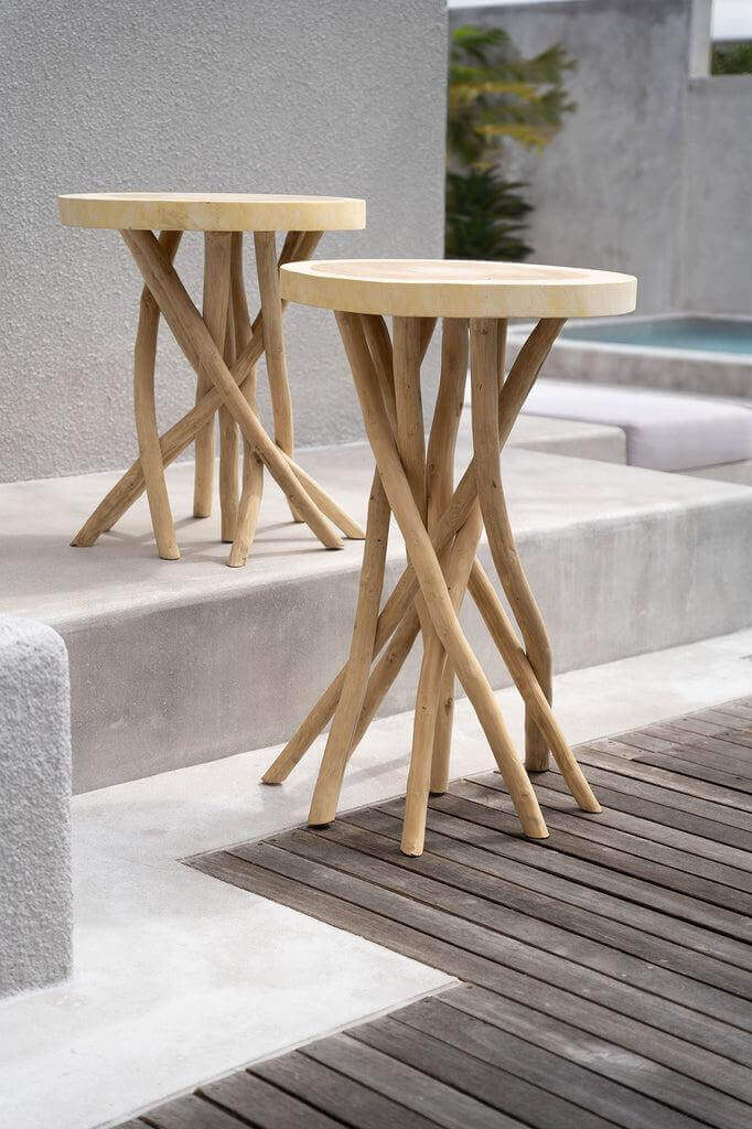Trendy De Gili Bartafel met verweven teakhouten takken, perfect voor een tropische eilandstijl in je woonkamer.