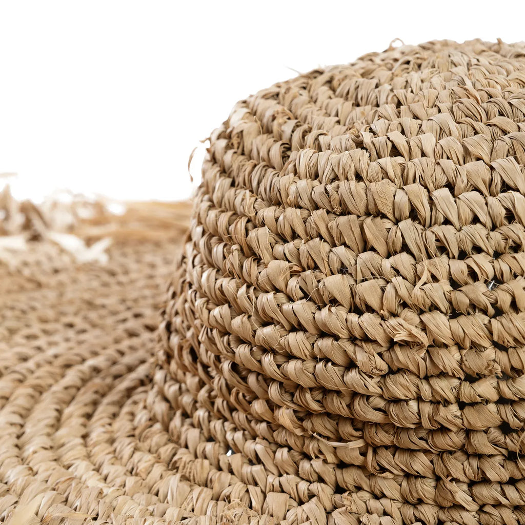 De Oceaan Hoed Bazar Bizar Of je nu op vakantie bent of rondhangt op een muziekfestival, met deze hoed zie je er zeker stijlvol uit terwijl je je huid beschermt! Een klassiek zomerartikel - deze hoed is gemaakt van raffia, een natuurlijk materiaal dat al