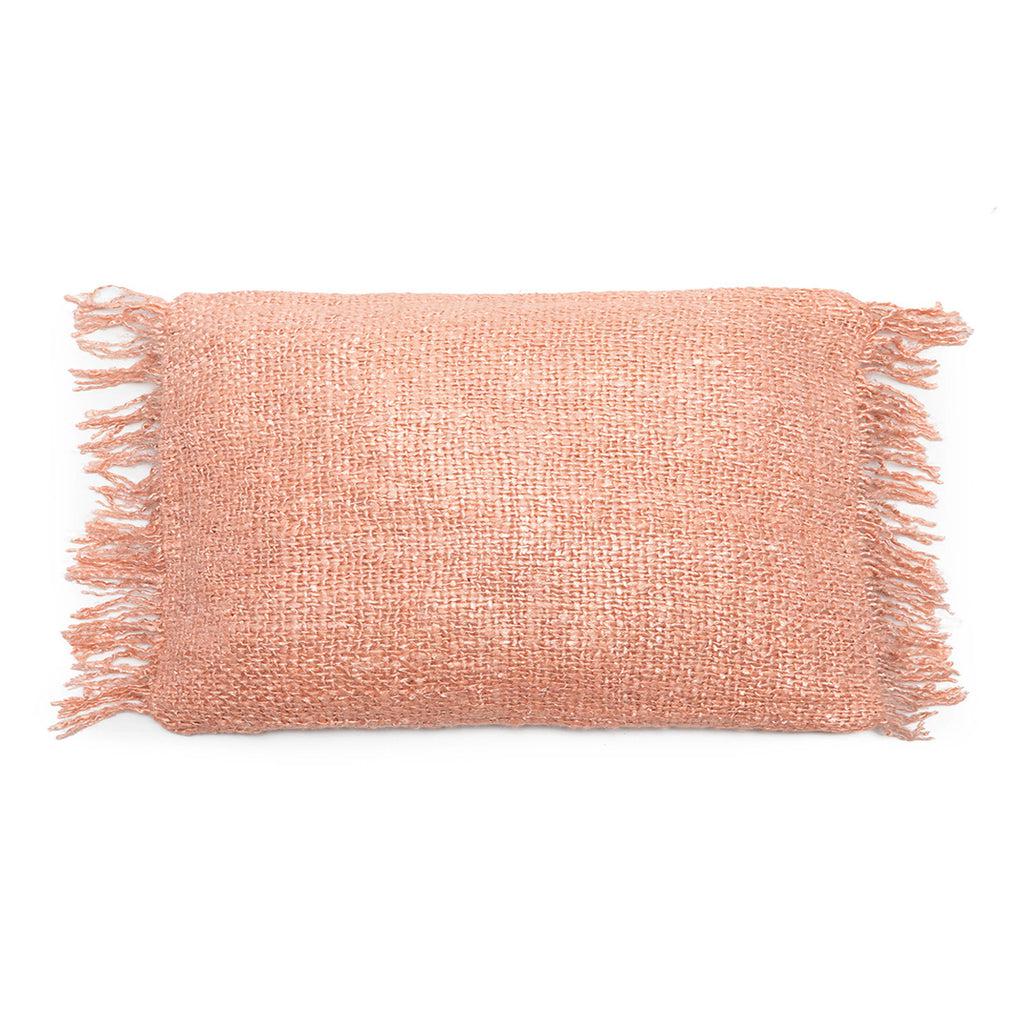 De Oh My Gee Kussenhoes in zalm roze, 30x50 cm, met zachte, boho uitstraling. Geen binnenkussen inbegrepen.