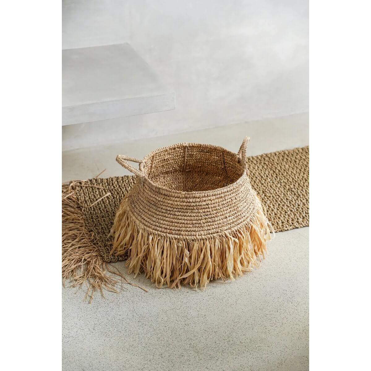 Alt Tag: De Raffia Deluxe Mand met speelse franjes, perfect voor opslag of decor. Bohemien stijl voor binnen en buiten.