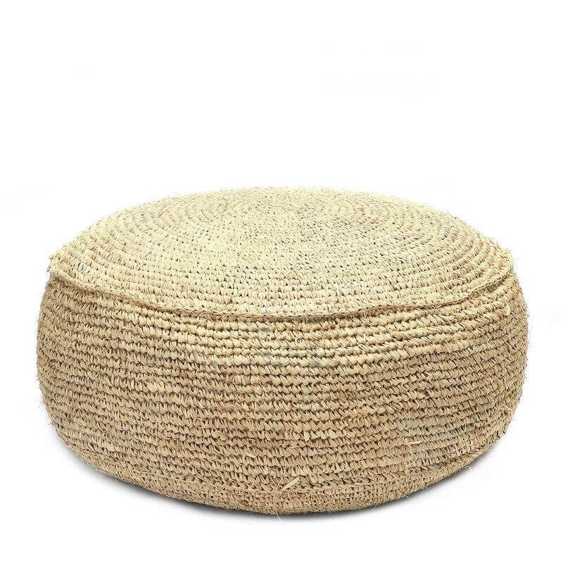 Raffia Flores Poef - handgemaakte natuurlijke zitpoef met bohemian stijl en robuuste textuur in neutrale tinten, geschikt voor elk interieur.