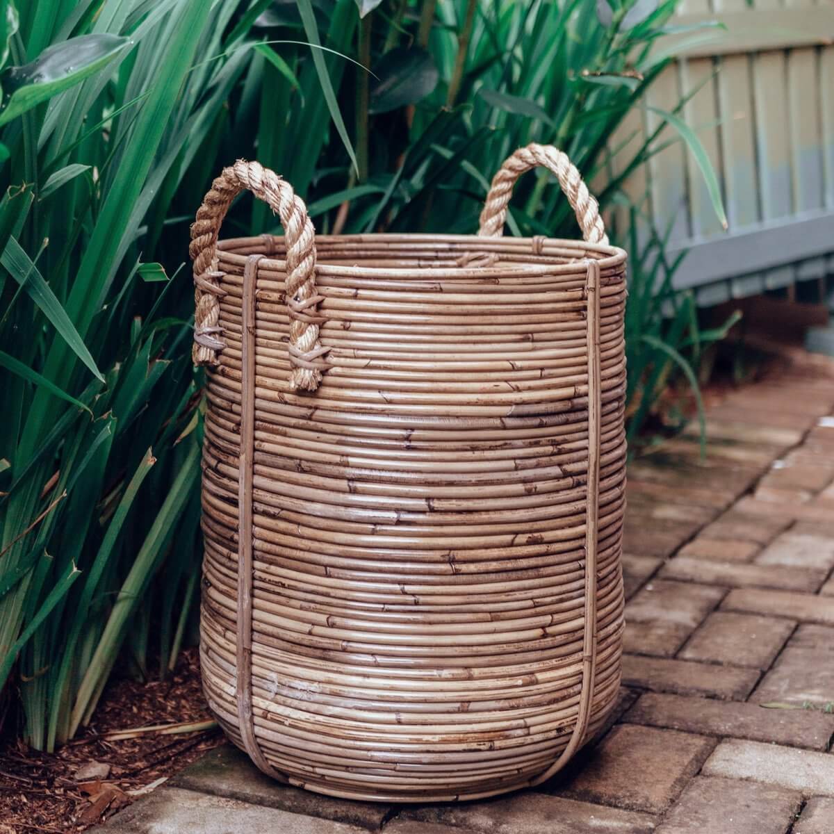 Grote Boho rotan wasmand OTERE met twee handvatten, perfect voor opslag, voegt bohemienne charme toe aan elk interieur.