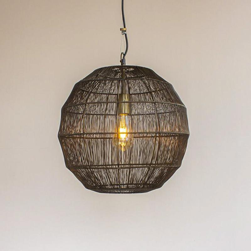 Stijlvolle zwarte metalen hanglamp Novara met bolvormig design, perfect voor een industrieel interieur. Diameter 42 cm.