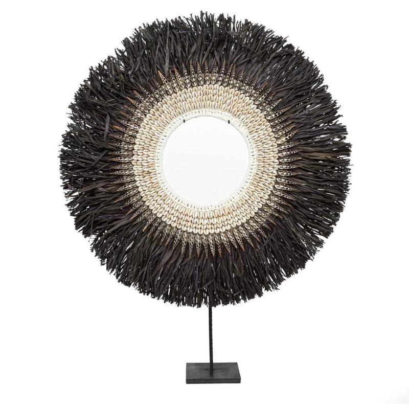 Ringvormige raffia waaier met schelpen op standaard, perfect voor boho interieurdecoratie. Eco-vriendelijke woonaccessoire.