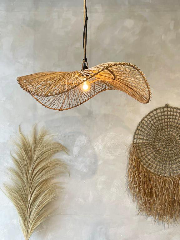 Rotan hanglamp Chapeau voor een bohemian interieur, gemaakt van duurzaam rotan, straalt warme en elegante sfeer.