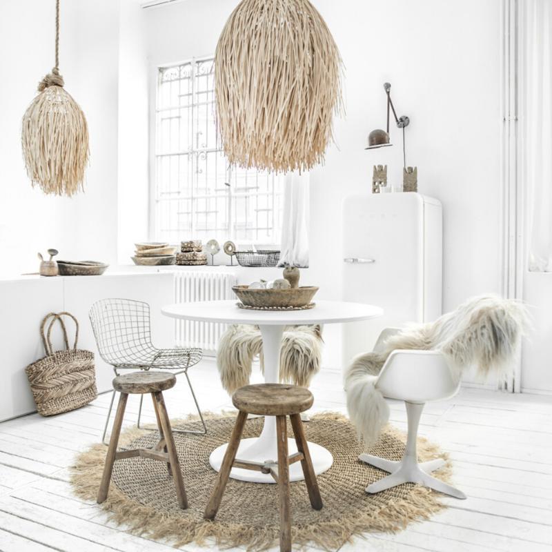 Rotan hanglamp Shaggy in stijlvolle boho eetkamer met houten meubels en witte accenten.