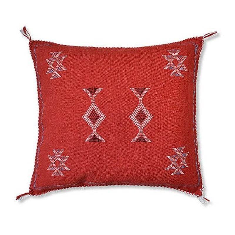 Stijlvol rood Sabra kussen met bohemian patroon, geverfd met natuurlijke kleurstoffen. Perfect voor binnen en buiten, Ibiza sfeer.