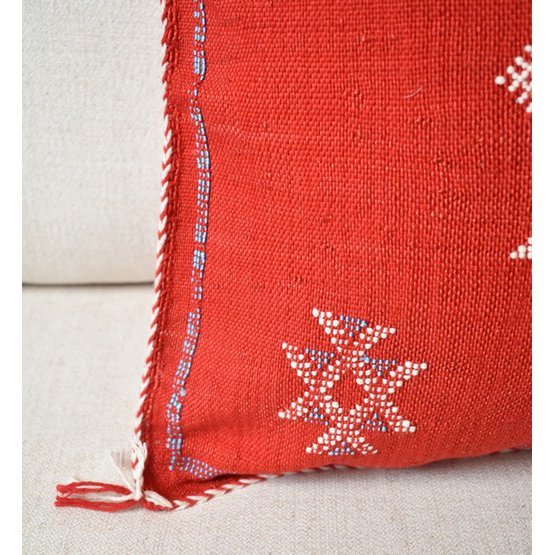 Rood Sabra kussen met bohemian patronen en natuurlijke verfstoffen, perfect voor een Ibiza sfeer in huis of tuin.