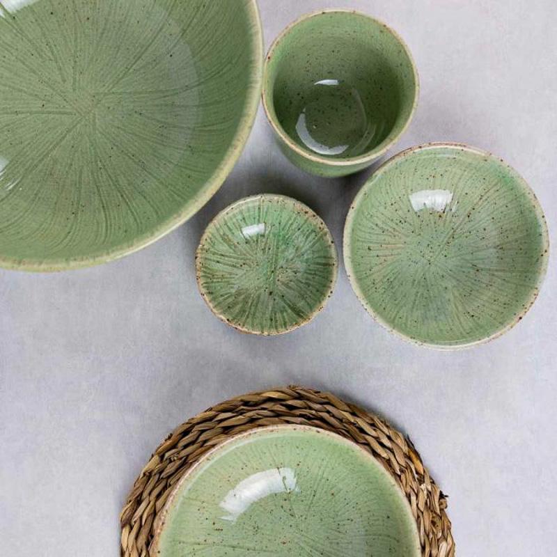 Groene Schaaltje stoneware Gina set op rieten ondergrond met moderne uitstraling, perfect voor hapjes en tafelsetting.