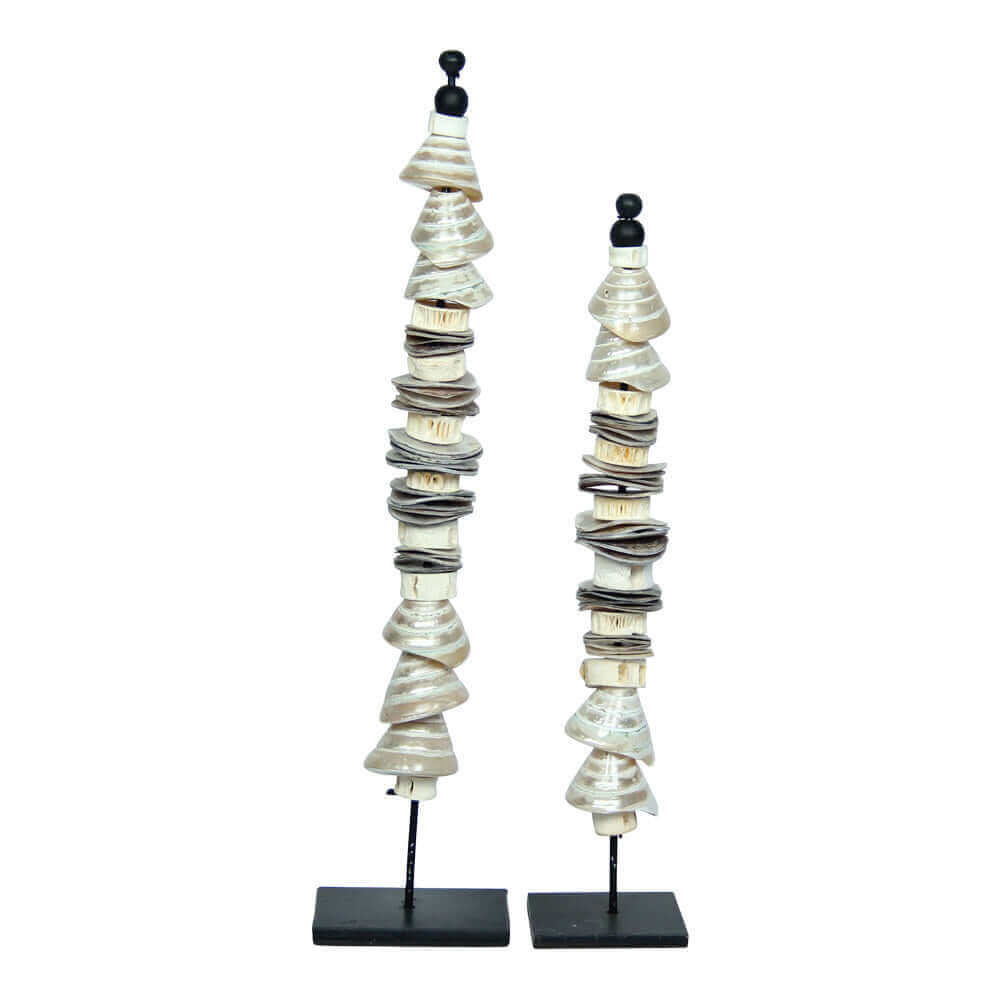 Set van 2 handgemaakte schelpenkettingen op standaard, Moki-stijl, voor interieurdecoratie. Verbeelding van zee-invloeden.
