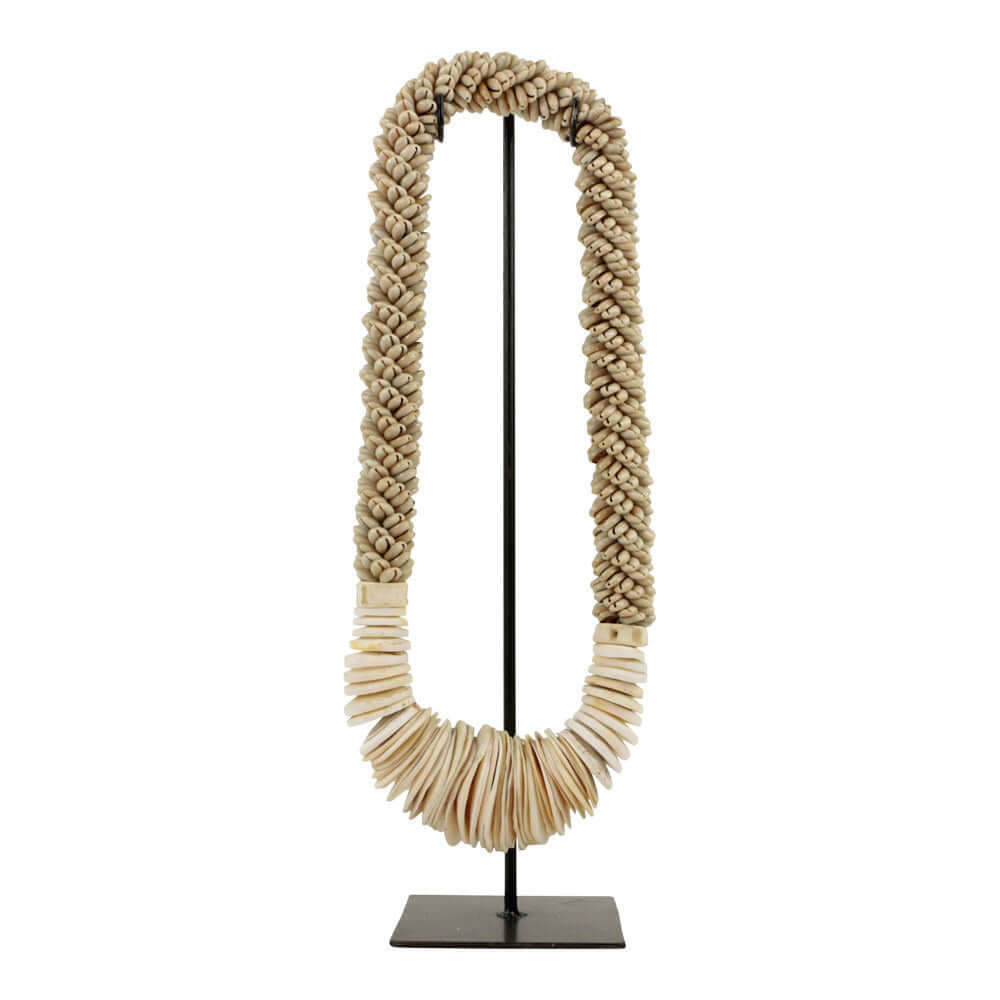 Elegante Schelpenketting op standaard Dalmo voor bohemian interieur