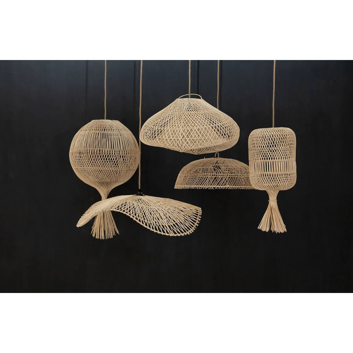 Rotan en bamboe hanglampen ontwerp van Dumpling, boho-stijl verlichting voor sfeer in huis, geschikt voor hanglamp en vloerlamp opstelling.