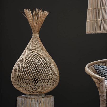 Sfeervolle rotan vloerlamp Ruby met bohemien uitstraling voor een zomerse sfeer thuis.