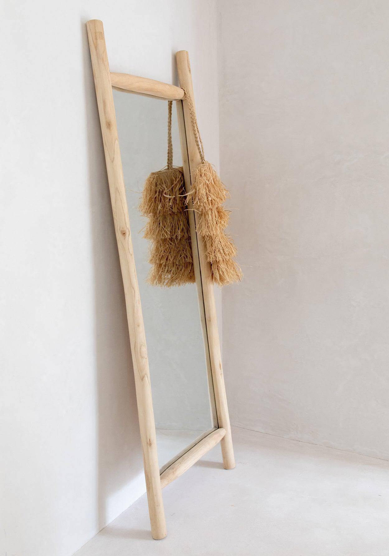 De Island Dressing Spiegel Bazar Bizar Spiegeltje, spiegeltje aan de wand, wie is het mooiste van allemaal? Deze prachtige grote vloerspiegel is de perfecte metgezel voor uw kleedkamer, slaapkamer of hal. Plaats hem tegen een muur of in de hoek van een ka