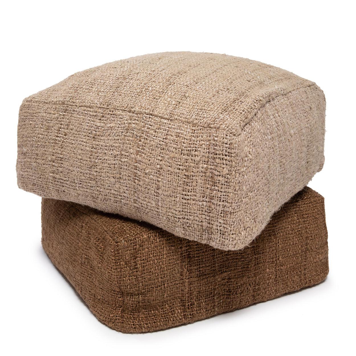 De Oh My Gee Poef Beige Bazar Bizar Deze katoenen poef is de perfecte accessoire voor uw huis of zelfs uw overdekte buitenruimte. Gemaakt van superzacht katoen en verkrijgbaar in verschillende kleuren en patronen.