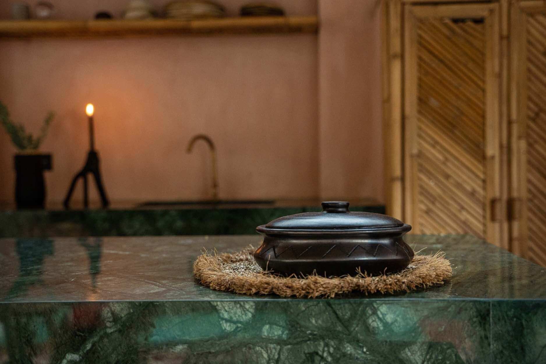 De Burned Ovale Pot Met Patroon - Zwart Bazar Bizar Voor fijnproevers is niets zo fijn als een mooi gedekte tafel met een set mooi gekozen borden, dus deze gebrande ovale pot mag zeker niet ontbreken. Wij houden absoluut van het unieke ontwerp en patroon